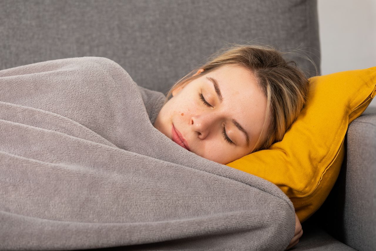 فوائد استخدام البطانية الثقيلة لنوم مريح