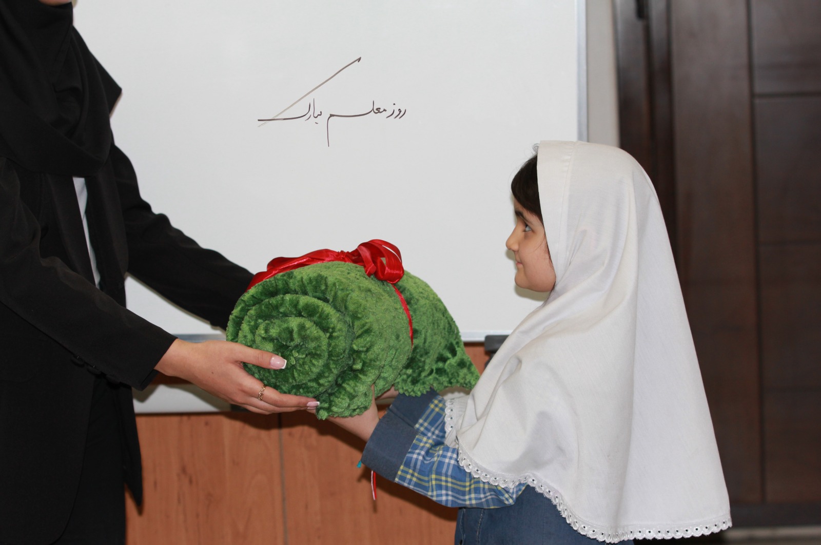 الاحتفاء بيوم المعلم؛ احترامًا لبناة المستقبل